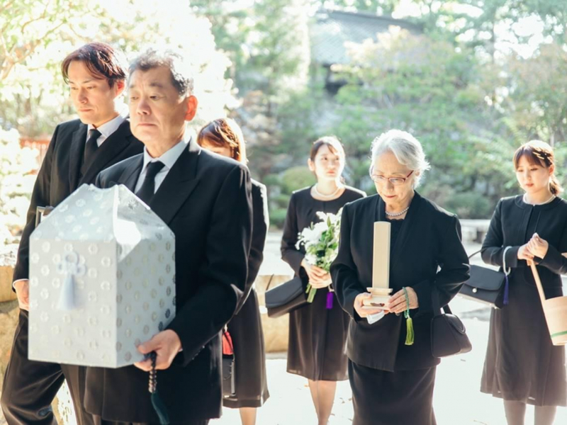 骨灰卡7年無法下葬！老教授遺產給學生，手足爭產翻臉...他國中開始搬遺體、殯葬業20年嘆：告別式不是送行是開戰