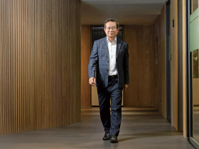 信驊做什麼的？一張股票1261萬「抱一晚賺114萬」！員工年薪平均540萬…失業工程師如何孵出「萬金股」