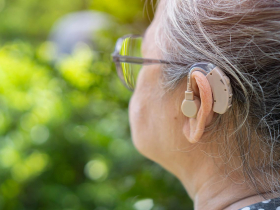 聽覺系統幾乎沒有「關機」時刻  老了自然聽不到？ 聽力退化  助聽器與大腦復健並重