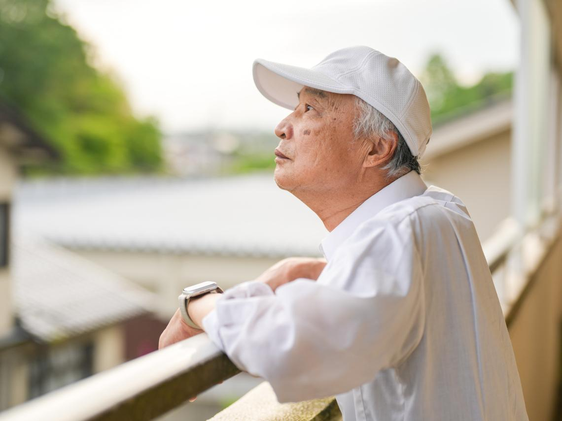 74歲千萬存款未曾享受，老伴猝逝他中風、燒百萬住養老院：本可帶妻旅行無數次...這輩子是為了請看護才工作嗎