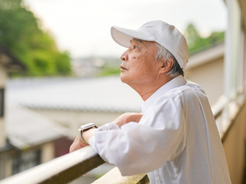 74歲千萬存款未曾享受，老伴猝逝他中風、燒百萬住養老院：本可帶妻旅行無數次...這輩子是為了請看護才工作嗎