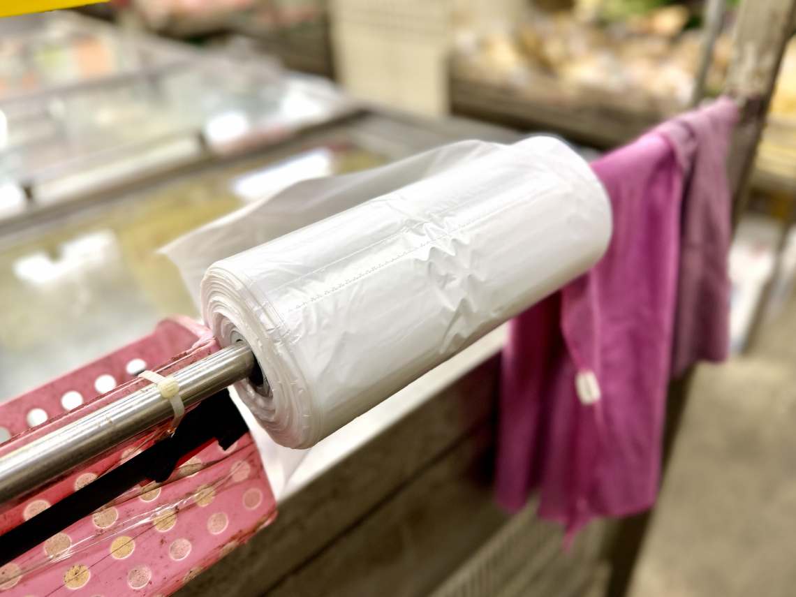 家樂福、好市多都祭限購令，耐熱袋、垃圾袋…真有缺貨？國發會：塑膠袋原料供過於求「4/10生產到位」