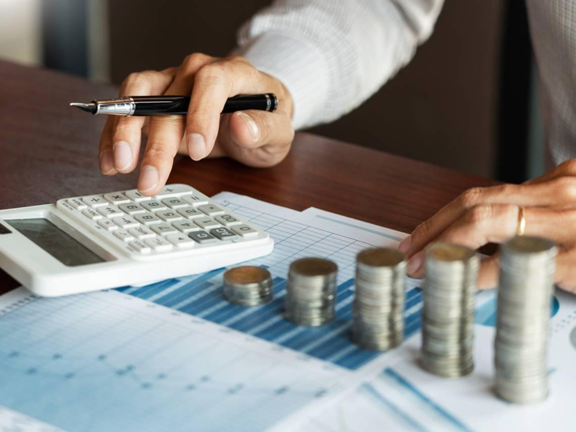 跟巴菲特一樣吝嗇！富豪身價285億卻住老房穿破鞋，為何連根熱狗都不買給孫子？答案藏在這個「致富公式」