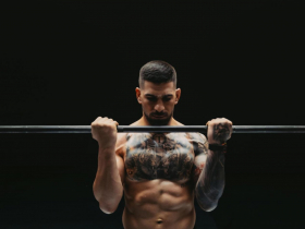 RICHARD MILLE攜手Ilia Topuria： 品牌登臨格鬥之巔，聯袂不敗雙冠王