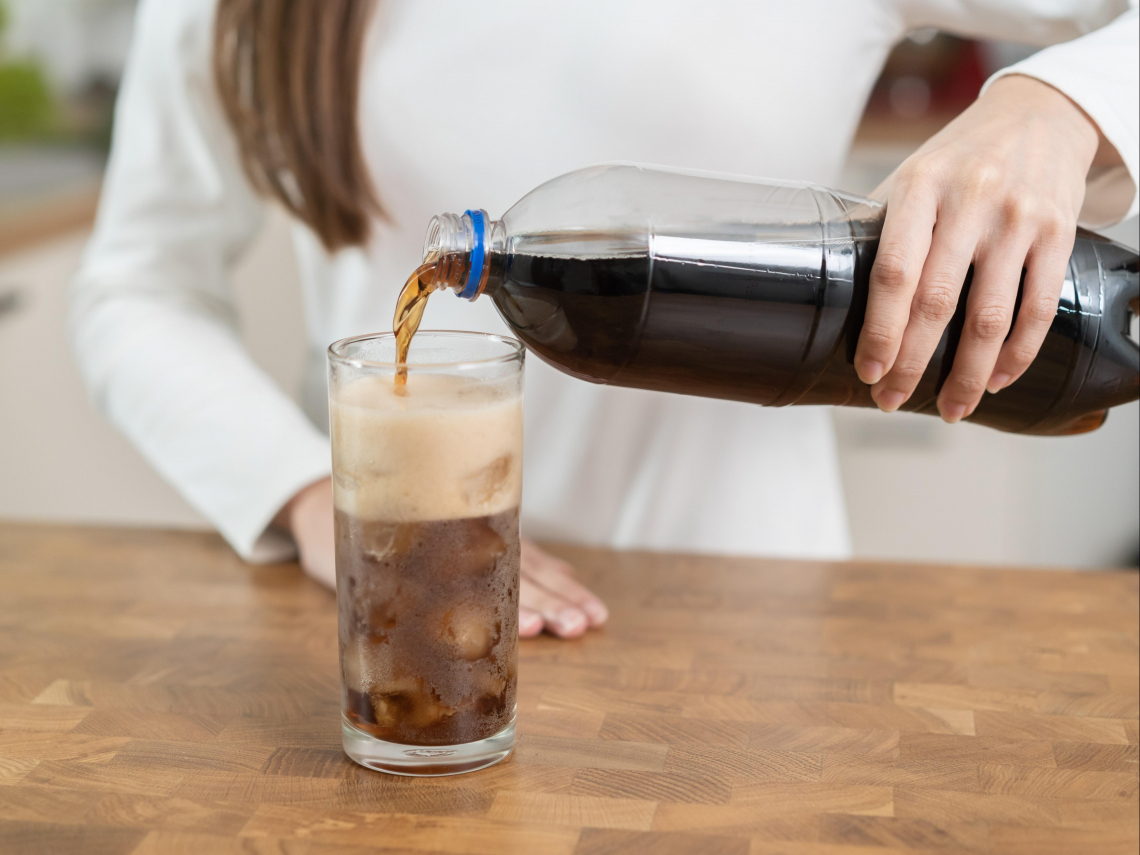 喝一口汽水竟昏倒！68歲婦玩撲克牌誘發「迷走神經昏厥」…為什麼會發作、遇到怎麼辦？ 