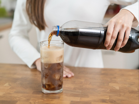 喝一口汽水竟昏倒！68歲婦玩撲克牌誘發「迷走神經昏厥」…為什麼會發作、遇到怎麼辦？ 