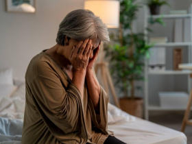 有500萬卻走不動了！怕生病、住養老院沒錢，75歲婦死守遺產10年不敢花「2塊菜錢都省」：我這樣省換來什麼？