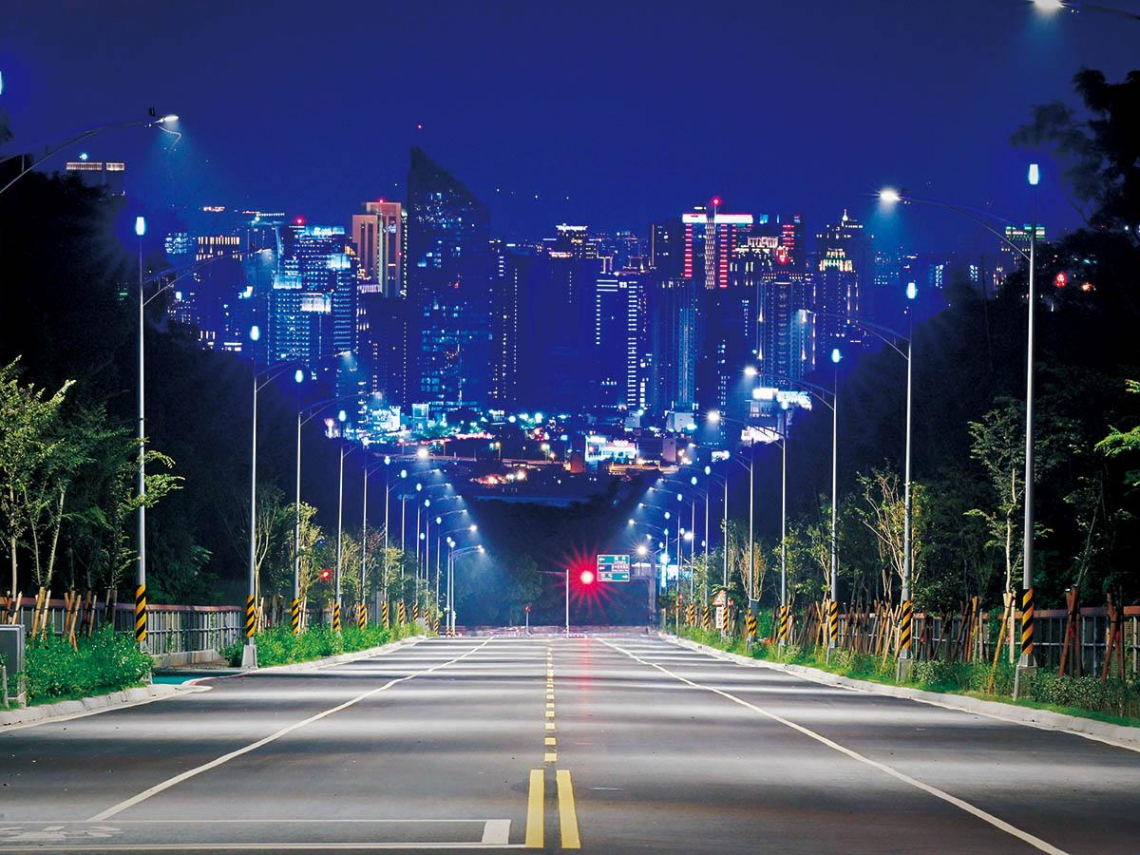 「增亮減碳」永續發光！  台中首例路燈申請碳權 LED節能路燈點亮台中