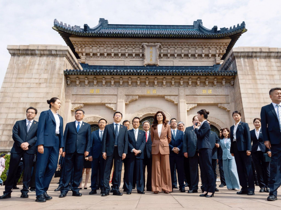 鄭麗文訪中女隨扈爆紅！「河南花木蘭」背景起底，出身武術世家、少林寺俗家弟子...受封「東方獵豹」