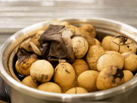 超商茶葉蛋驚見「大量黑點」還能吃嗎？為何會出現斑點？內行曝原因：不是發霉…會影響食安？