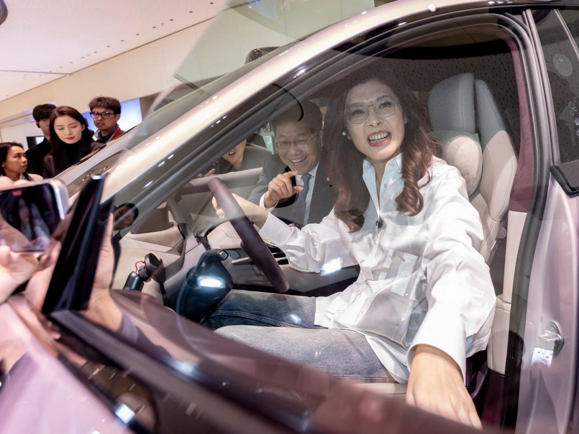 小米股價快腰斬，北京為何急邀鄭麗文看車廠？學者：看看鋼鐵水泥塑化慘業！中國「10項惠台」能買單？