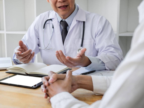 別再說抖腳不好！消水腫、強心肺…名醫教3分鐘「心臟伸展操」：健康抖防猝死還能抗發福