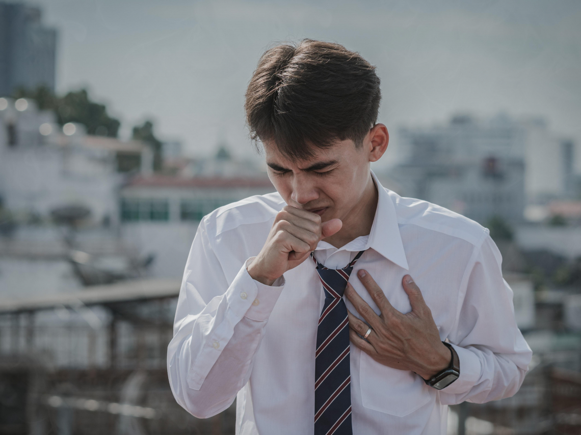 感冒變插管？40歲男氣喘發作得靠「葉克膜」續命！咳嗽、胸悶、爬樓梯喘…3警訊別當小感冒