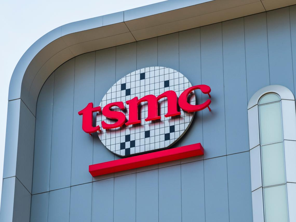 台積電、美光瘋搶面板舊廠，折舊資產竟變稀缺資源？一文解析：AI擴產競賽，如何重塑工業廠房的估值邏輯