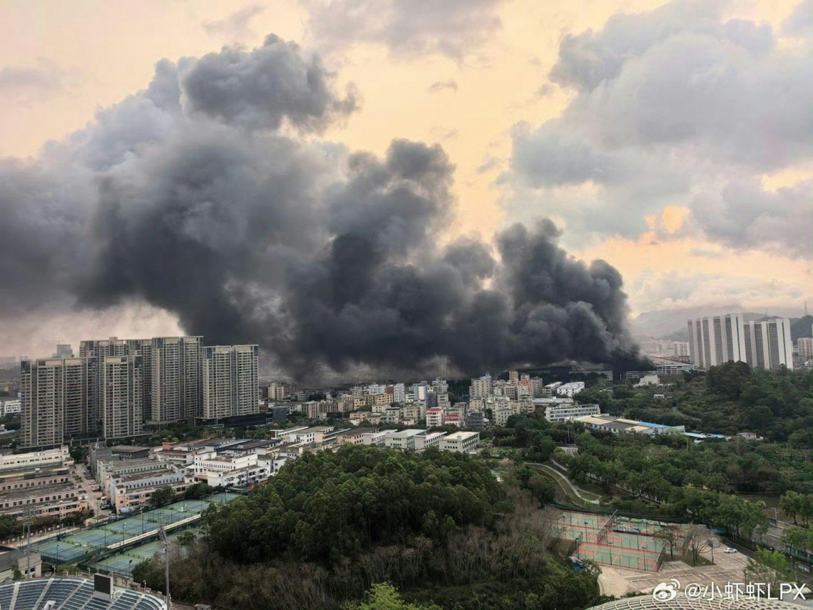 影／比亞迪深圳坪山車庫大火「整層車被燒掉」！黑煙竄燒從清晨到天亮…公司發聲回報車輛損失狀況