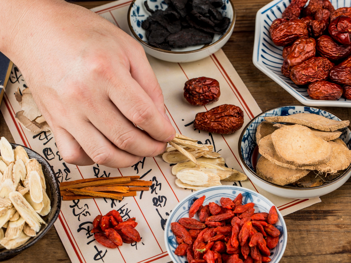 四物湯、十全大補湯不能當保健食品！衛福部納管中藥「超量視為藥品」…玫瑰四物飲算嗎？新制重點一次看