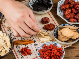 四物湯、十全大補湯不能當保健食品！衛福部納管中藥「超量視為藥品」…玫瑰四物飲算嗎？新制重點一次看