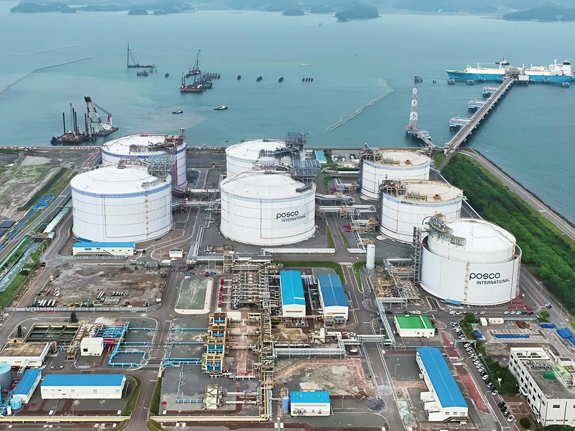 鋼鐵巨頭低迷之際  大半獲利由它扛      攻稀土、天然氣奏效 浦項小金雞變集團救援王