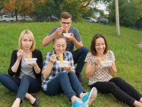 不鹹不辣還加美乃滋  在地味低價美食賺戰爭財  俄羅斯泡麵內戰  韓食品雙雄爭300億商機
