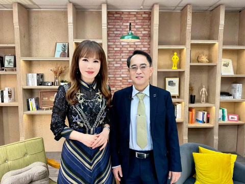 不沾鍋、保鮮膜…顏宗海揭廚房裡「隱形毒害」：不只三高，日常這些習慣都傷腎，「邊吃邊滑手機」也算