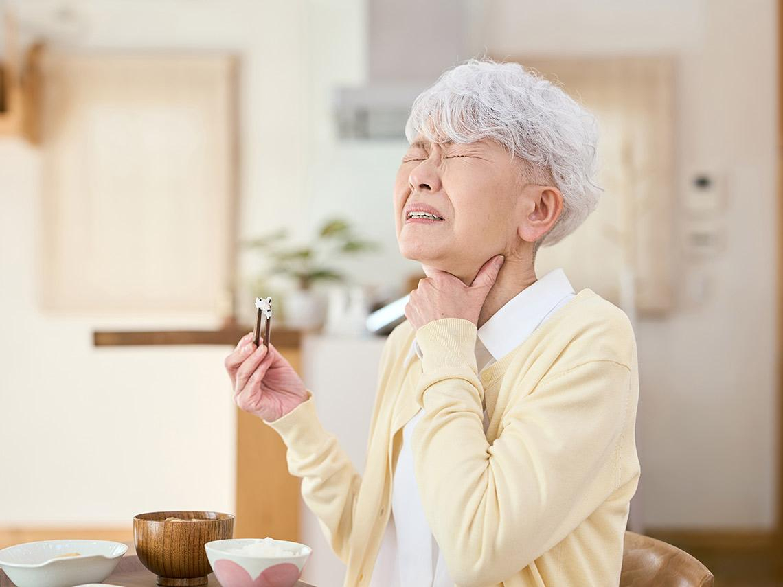 老幼族群高風險  持續吞嚥困難應立即就醫　異物卡喉別硬吞  嚴重恐窒息穿孔