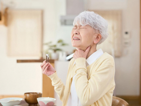 老幼族群高風險  持續吞嚥困難應立即就醫　異物卡喉別硬吞  嚴重恐窒息穿孔