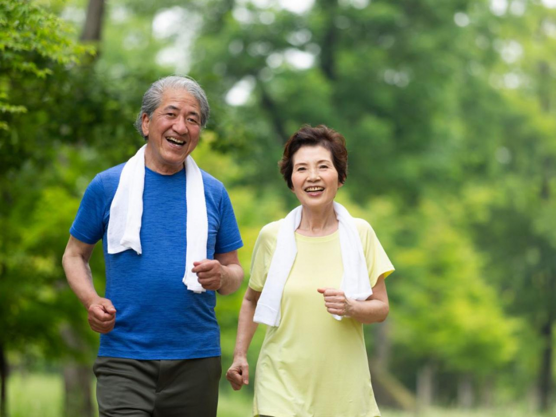 「走對」比「走久」更重要！83歲教授每天15分鐘「防失智散步術」：3訣竅練肌肉、健心肺，大腦更靈活