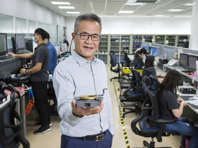 穎崴做什麼的？一張股票1067萬、抱一晚賺85萬！員工年薪最高50個月…老董200萬創業如何孵出萬金股