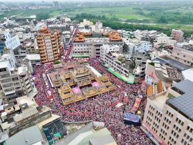 白沙屯香燈腳「結緣還結仇」？粉紅臂章當吃到飽通行證、嗆聲不是都吃免費！在地人：有人還用蝦皮寄回家