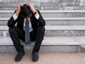 人生三大痛，喪偶喪子、離婚、中年失業！58歲總經理降職倉管告白：搬貨封箱又怎樣？薪水少一半壓力也砍半