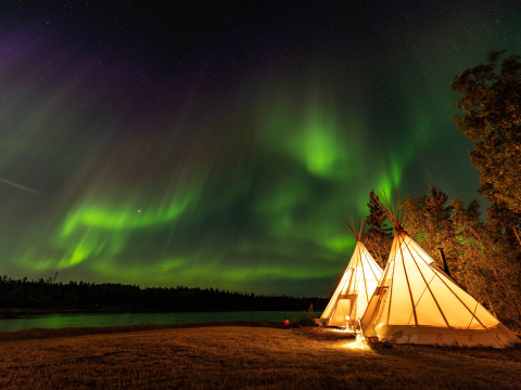 洗腎人生黑白的？他扛40公斤藥水追極光！飛9千公里遠征黃刀鎮：「腹膜透析」讓生活不改變