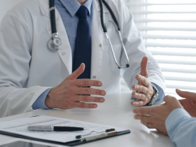 94歲肝功能像20歲，還能揮桿打高爾夫！治好3萬人的肝臟名醫揭：綠茶怎麼喝最健康？為何還要「連茶葉一起吃」