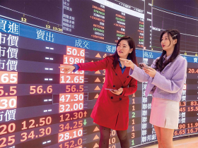 基本面為主、技術面為輔  分批布局避免追高、接刀  波動中累積報酬  名家加碼策略教戰