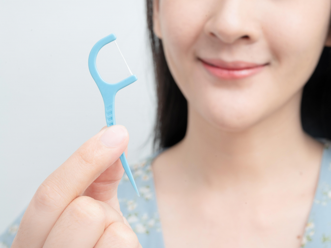 牙線棒一週才換差點要命！他「心臟瓣膜被細菌吃掉」慘挨刀…牙線棒可以重複使用嗎？
