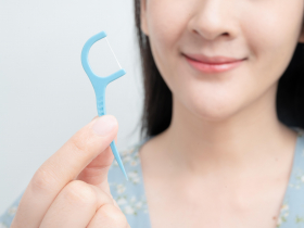 牙線棒一週才換差點要命！他「心臟瓣膜被細菌吃掉」慘挨刀…牙線棒可以重複使用嗎？