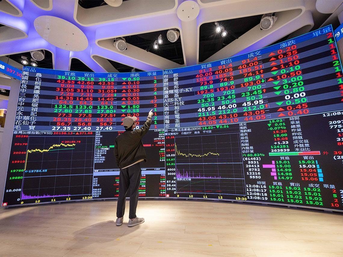 台股為何突然下殺「震幅1700點」？00981A、00992A現在能搶？想賺超額報酬，達人拆解震盪如何買安心