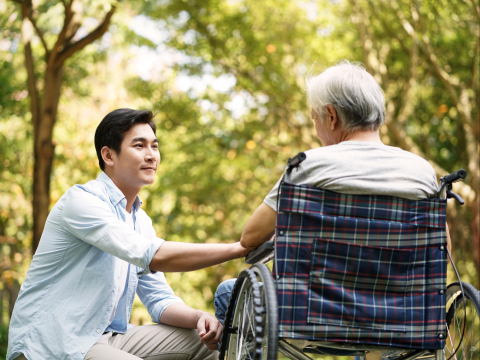 單身族扶養失能父可省9千元！長照扣除額18萬今年上路，4類適用情境與報稅重點一次看