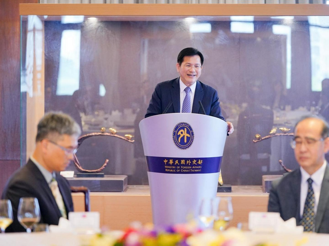 影／賴清德出訪喊卡，改派「總統特使」林佳龍出席！已飛抵史瓦帝尼，官方釋出僑胞接機畫面