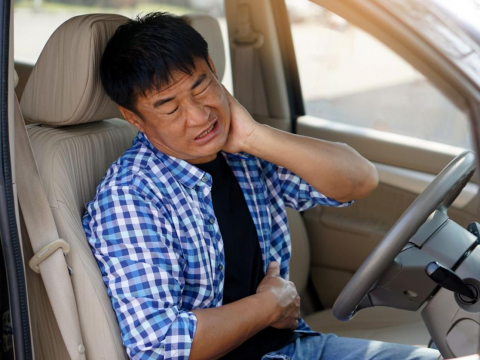 沒吃早餐出事了！51歲警「低血糖」暈眩逆撞3車…心悸、冒汗是警訊，謹記「15法則」自救