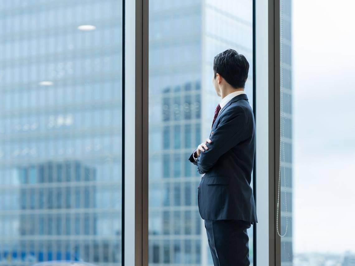 坐上頭等艙才領悟的事！家裡破產、被學校開除...他28歲翻身百億CEO：以為有錢、開名車就是成功，其實完全錯了