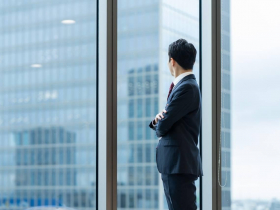 坐上頭等艙才領悟的事！家裡破產、被學校開除...他28歲翻身百億CEO：以為有錢、開名車就是成功，其實完全錯了