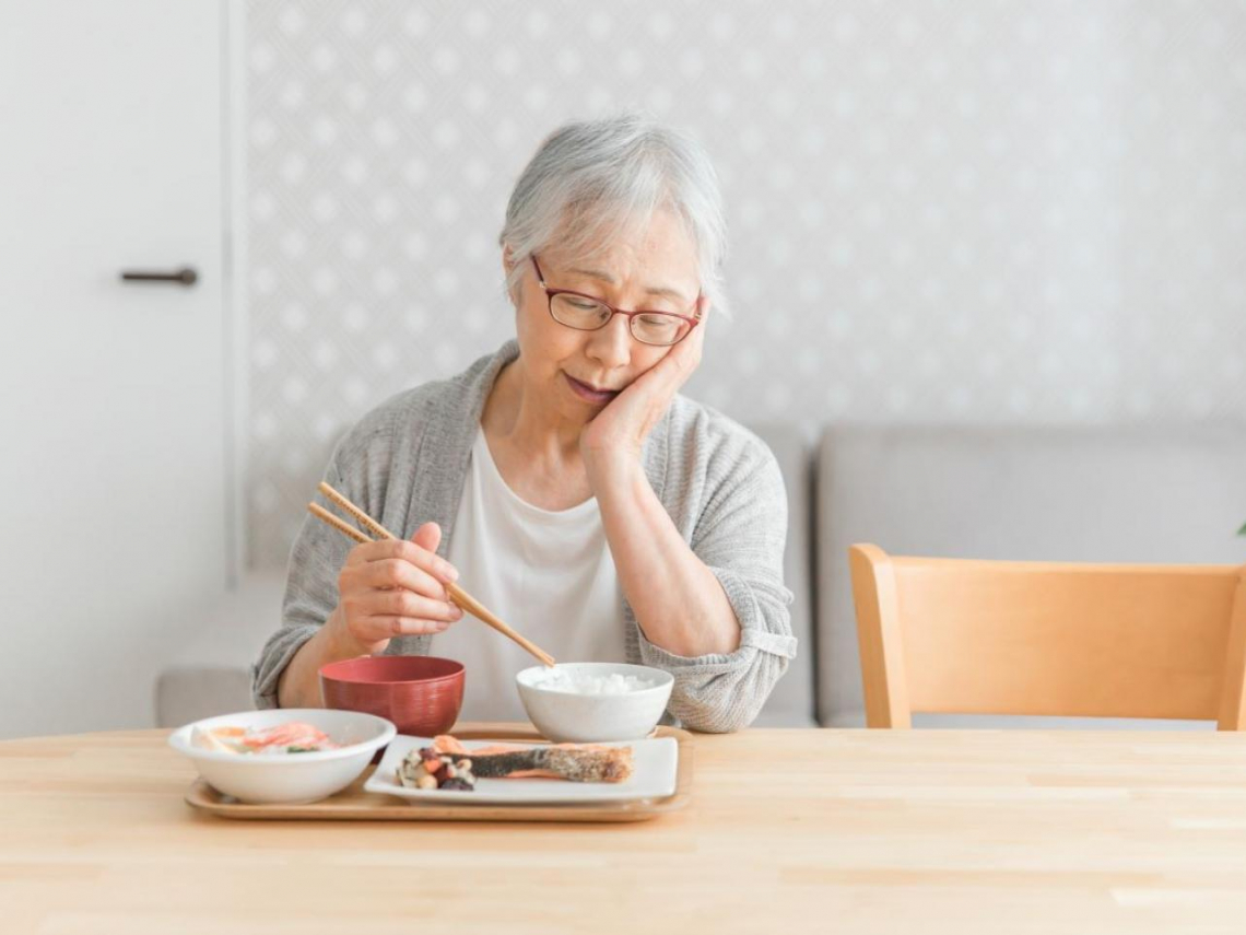 「飯扒兩口就飽了...」長輩吃少是正常老化？營養師揭5個「吃不下」真相：體重3個月掉逾5％是警訊