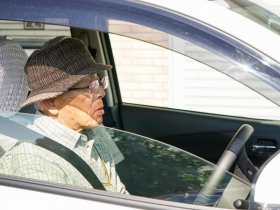 高齡駕駛換照新制！70歲起3年一次，測驗流程、準備資料…不換照會罰？繳回駕照「2年最多賺3.6萬」