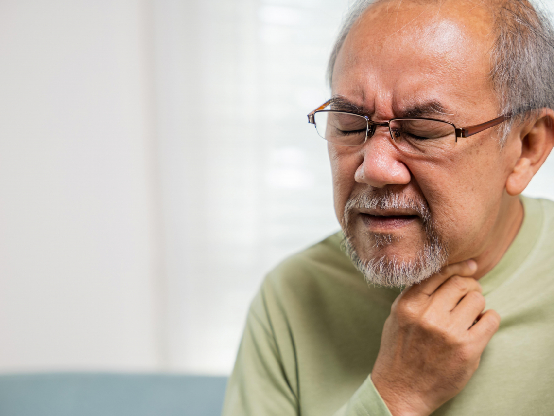 戒菸酒10年「零症狀」竟罹食道癌！七旬伯健檢「加做這項」幸運救命…醫示警：3類人風險最高