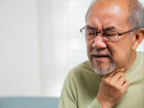 戒菸酒10年「零症狀」竟罹食道癌！七旬伯健檢「加做這項」幸運救命…醫示警：3類人風險最高