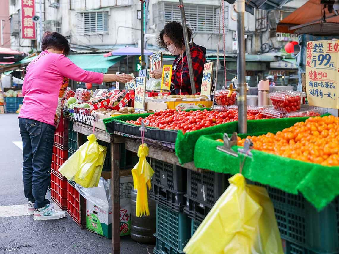 塑膠袋用量高，市場攤商「限塑令」成關鍵！減塑原地踏步，環境部應出手控管供需