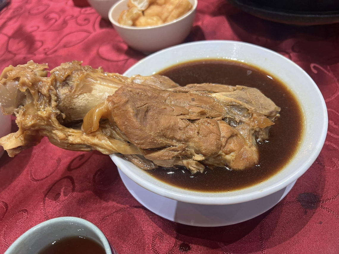 「原來馬來西亞肉骨茶和新加坡的不一樣！」，燜燒到沒有湯的肉骨茶，謝金河讚不絕口：讓我印象深刻