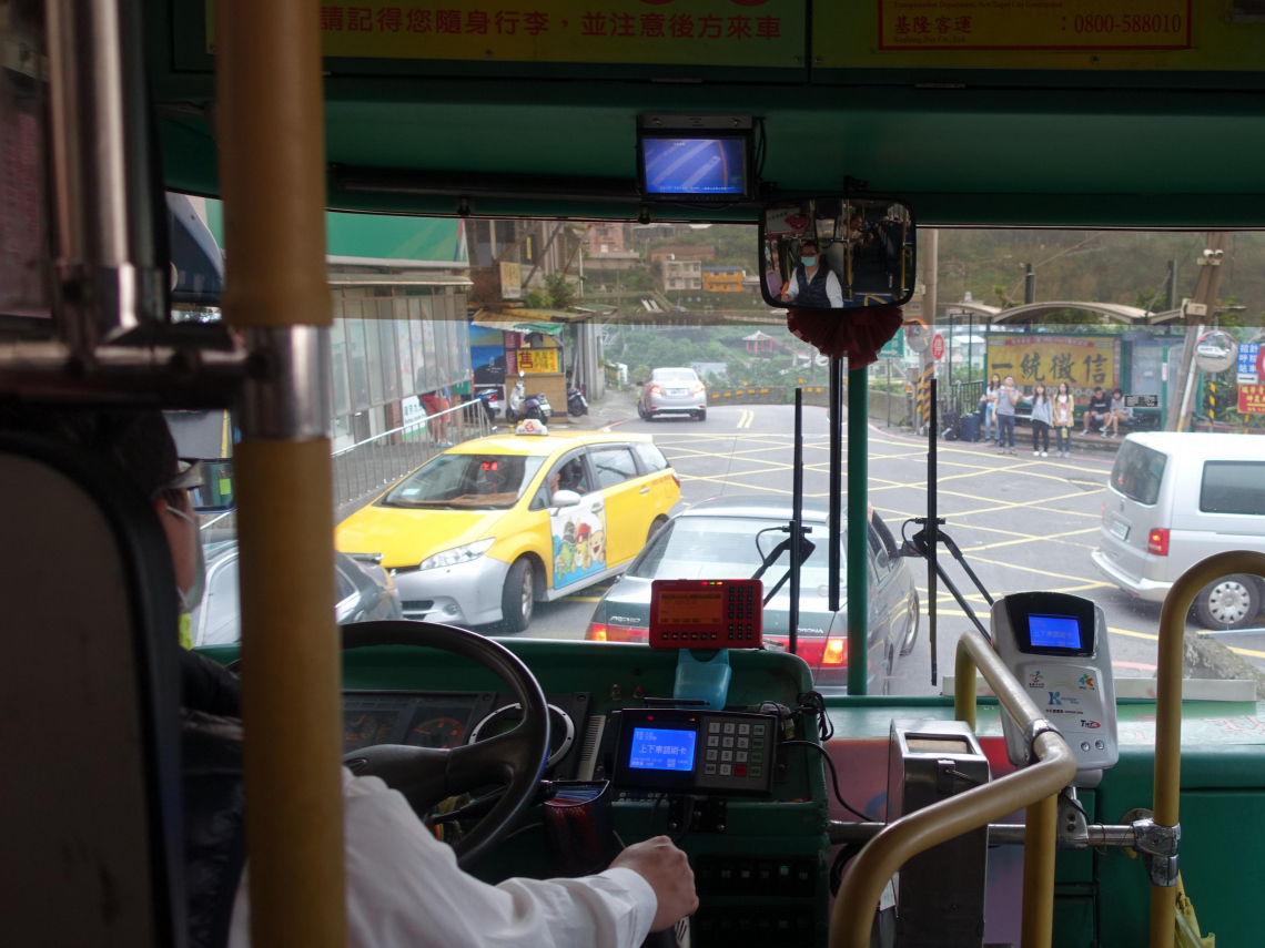 影／公車司機崩潰暴哭「不要欺負司機啦」，趴方向盤畫面登上CNN，疑遭怪罪過站不停，業者回應了