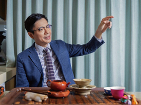 他構思腳本用英國腔發聲  靠社群媒體引爆討論  為畢生志業  常行深掀茶園保衛戰