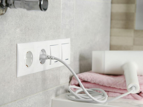 插座殺手是它！「灰塵＋濕氣」恐釀短路走火，台電點名居家4處檢查重點：下雨後快看